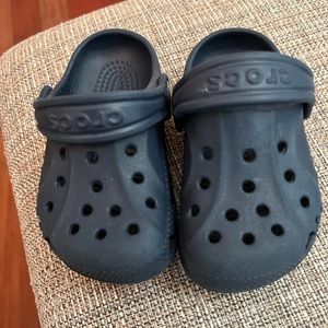 Navy 4/5c crocs.